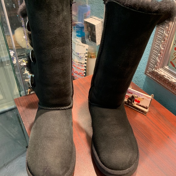 UGG 3 bling buttons boots. Size 7 - Picture 5 of 10